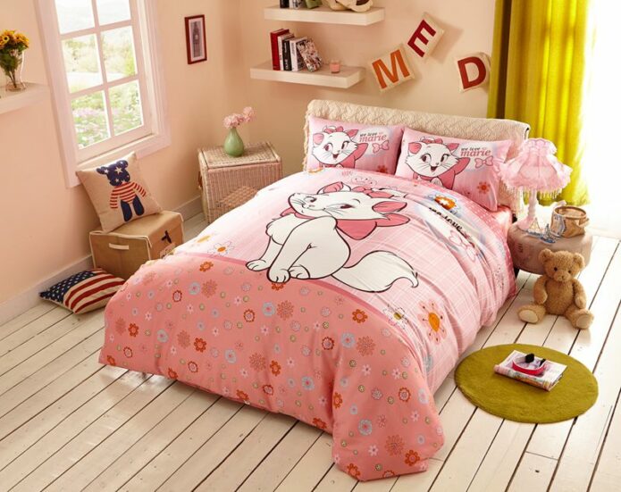 Cheerful Light Pink Marie Cat Bedding Set